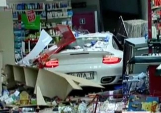 Női sofőr döntötte romba az üzletet