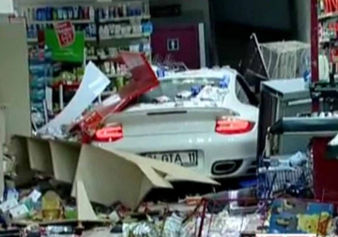 Női sofőr döntötte romba az üzletet