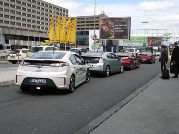 Naná, hogy Az év autója díjátadásra Az év autójával, azaz a Chevrolet Volttal és Opel Amperával szállították a zsűri tagjait a repülőtérről Rüsselsheimbe, az Opel központjába