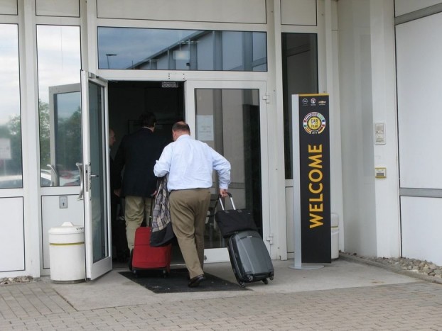 Isten hozott - szól a felirat az Opel gyár design központjának bejáratánál. A küszöbön túl elvették a fényképezőgépet és a telefont is. Biztos, ami biztos 