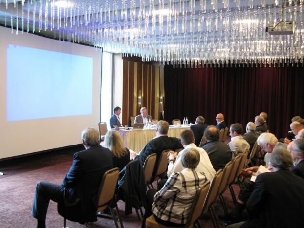 Unalmasnak ígérkezett, helyette parázs vitát hozott. Itt épp a nyugalom pillanatai az éves taggyűlésen. A központi asztalnál az elnök, Hakan Matson és a főtitkár, aki egyébként a Stern szerkesztője, Frank Janssen 