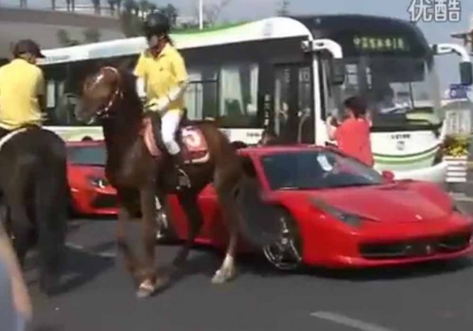 Lórúgást kapott a 60 milliós Ferrari