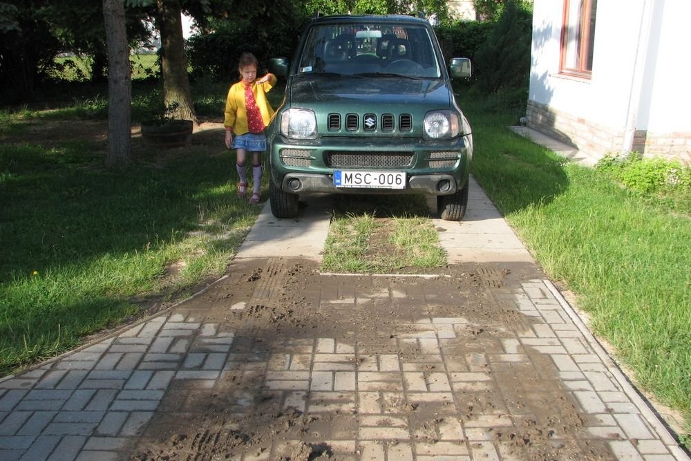 Egy kis erdőjárás után ez maradt a nagynyomású tisztítás után  a felhajtómon