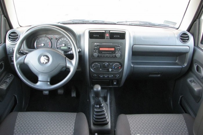 Meredek műszerfal, csak a legszükségesebbekkel, de mégsem hat korszerűtlennek