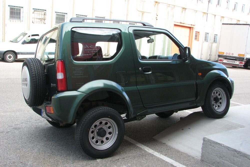 A Jimny futóműve masszív, de mozgékony