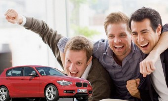 BMW-t nyer, aki jól szurkol a tévé előtt 