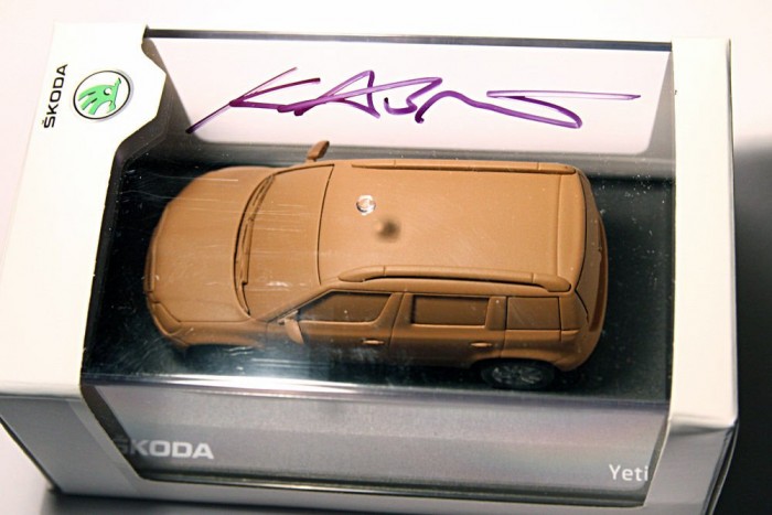 Csodagyurma-színű, 1:43-as Yeti, menő aláírással