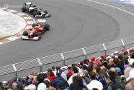 F1: Megint Hamilton az élen, megint baleset 24