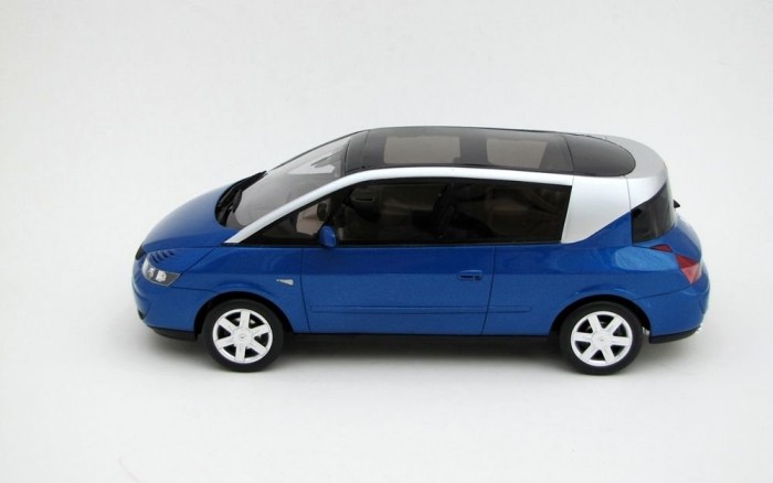 Nincs B oszlop, akárcsak egy elegáns coupe Mercin