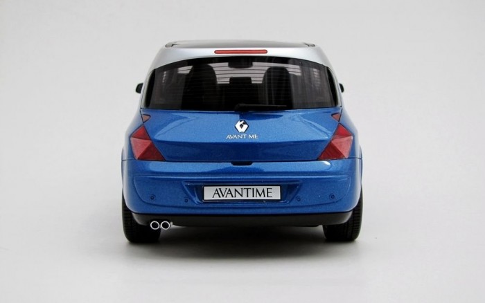 Szerencse, hogy a dobozban lapul pár pótfelirat, így kevésbé vagyok ideges az I betű miatt