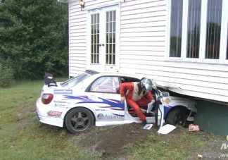 Háznak ütközött a raliautó