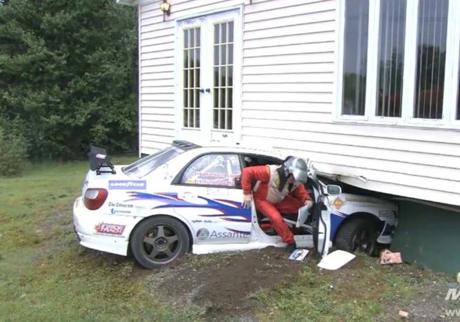 Háznak ütközött a raliautó