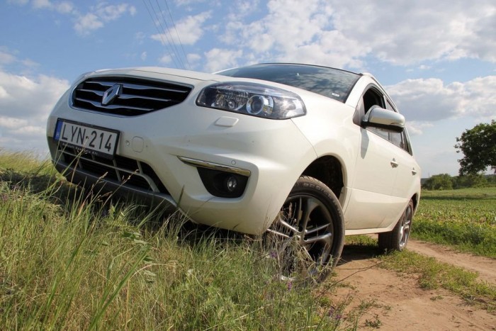 Renault Koleos: A láthatatlan autó 6 | Vezess A Nissan X-trail örökségnek köszönhetően jó terepszögekkel bír a Koleos