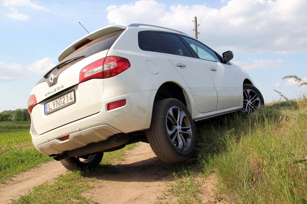 A Nissan X-trail örökségnek köszönhetően jó terepszögekkel bír a Koleos