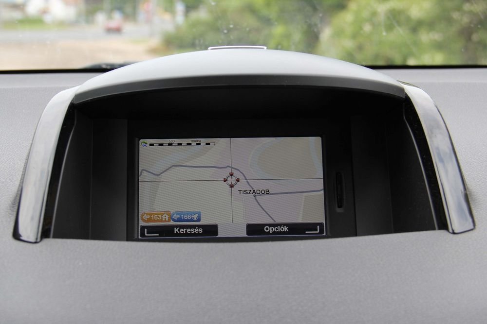 A navigációt a Tomtom adja