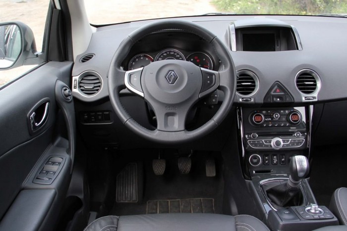 Renault Koleos: A láthatatlan autó 4 Nincs formai játék, nincsenek elegáns díszbetétek, hab puha műanyagok, de legalább az összerakás minősége példás
