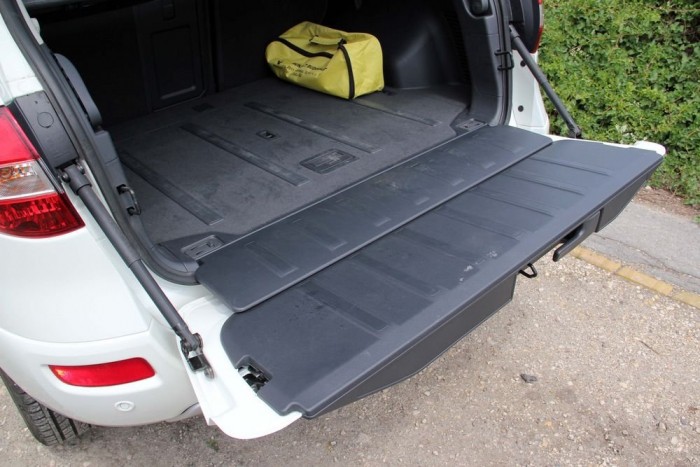 Renault Koleos: A láthatatlan autó 9 | Vezess Horgászok álma a kényelmes ülést kínáló csomagtérajtó