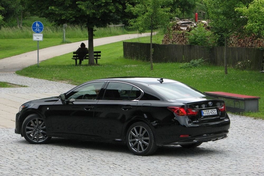 Elsőre BMW-nek tűnik. Percekig követtünk úgy egy előző szériás 3-ast az országúton, hogy társammal mindketten azt hittük, egy GS után megyünk