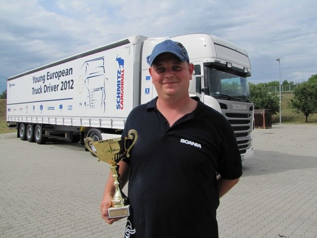 A hat kamiont üzemeltető büszke nyertes