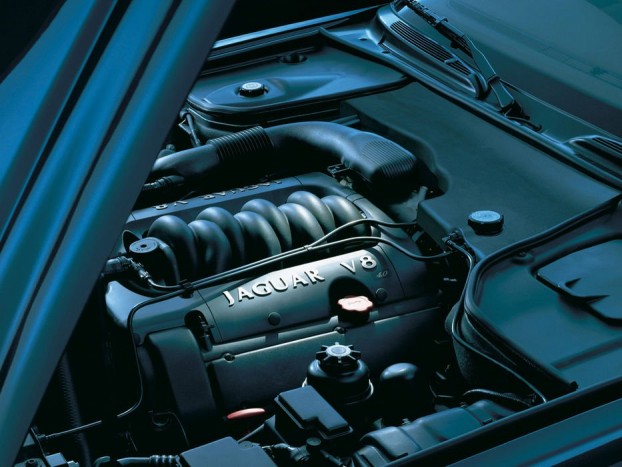 A Jaguar V8-as motorjai problémagócnak számítanak, teljesítményük és hangjuk része a márka örökségének, de a nyugodtabb napokat kedvelők elégedjenek meg a kisebb motorokkal