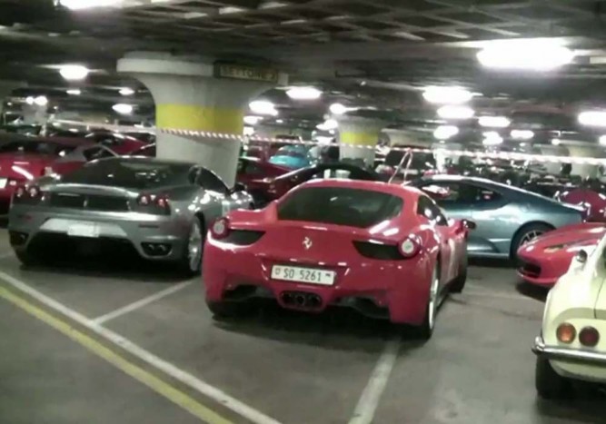 140 Ferrari egy garázsban