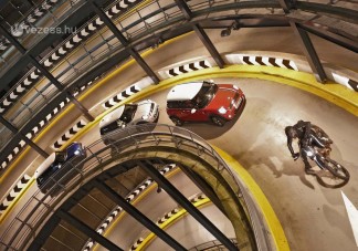 Három autós üldözte a motorost