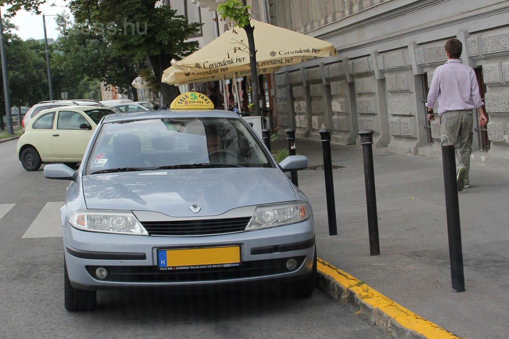 Átdolgozás előtti ez a Laguna II, Euro 3-as motorja miatt nem maradhat taxi