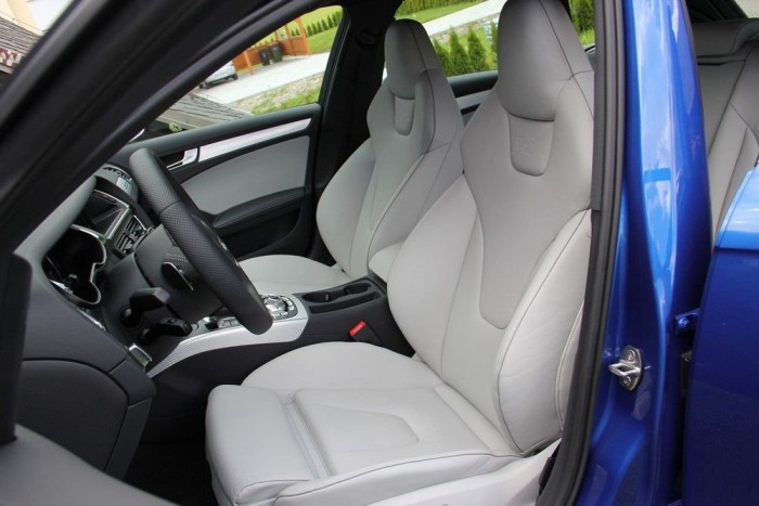 Nem épp egy sportkocsi ülései: ezek egy luxuskocsi motoros foteljei