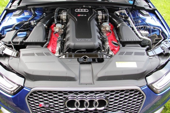 A Túl Tökéletes Sportkombi 7 Gyönyörű a burkolatlan motor. Jól nézzék meg: az Audi-mérnökök szerint ez lesz az utolsó európai szívó V8, az Euro-6 norma megöli majd ezt a konstrukciót