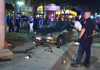 Embertömegbe hajtott egy autós