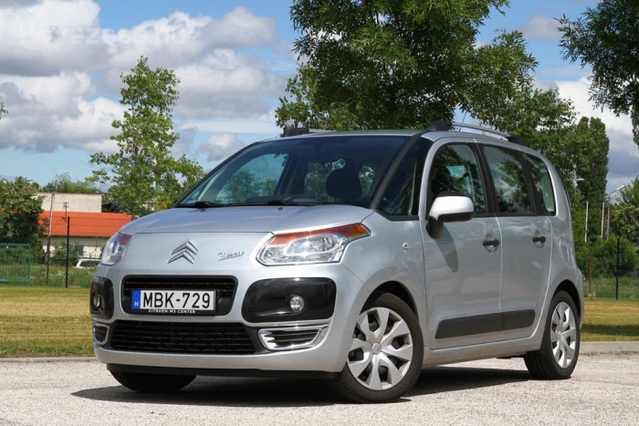 Jobban bírja a húzós kanyarokat a két japánnál, de a Honda futóműve kényelmesebb