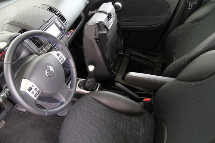 Praktikus az utasülés lapja alatti rejtekhely. Extraként a Citroën előrehajtható utas oldali támlával igyekszik ezt ellensúlyozni