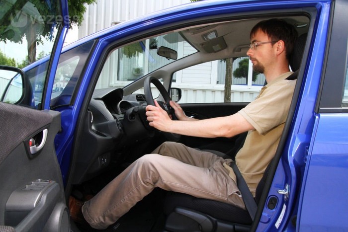 Kényelmesek a Jazz ülései, de nem tolhatók eléggé hátra