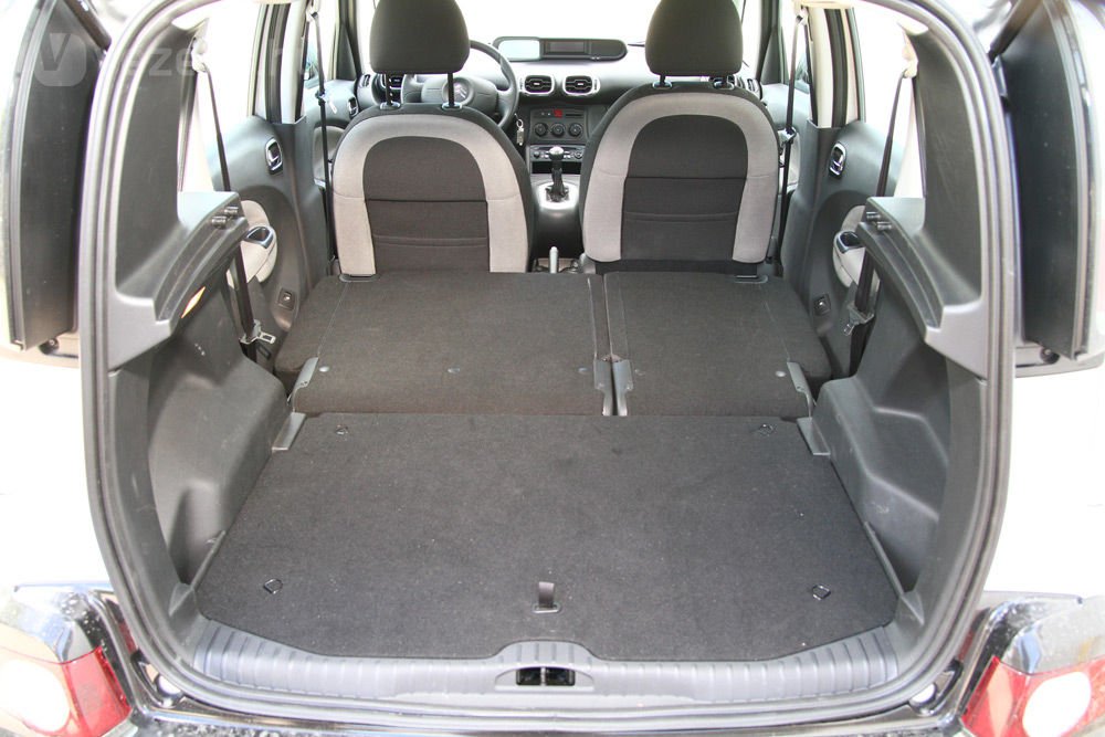 A Citroën padlószintje alá is lehet rakodni, az ülés könnyedén lehajtható
