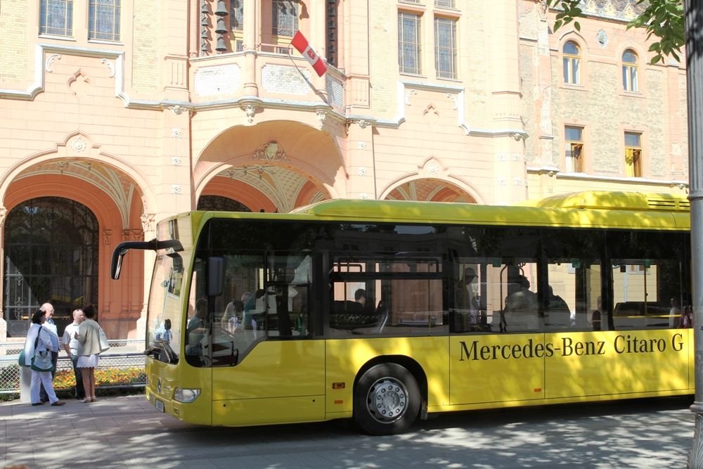 Citaro a kecskeméti poglármesteri hivatal előtt.