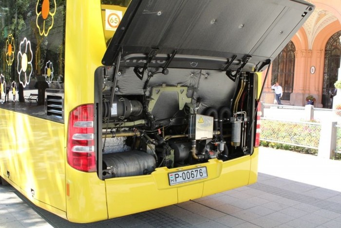 Hibrid Mercedes busz Kecskeméten 5 A Mercedes-Benz Citaro G BlueTec-Hybrid legtöbb összetevője a tetőn kapott helyet, de azért ez-az jutott a motortérbe is.