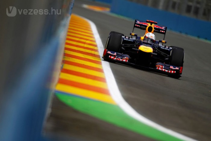 F1: Vettel nyakán a fél mezőny 1