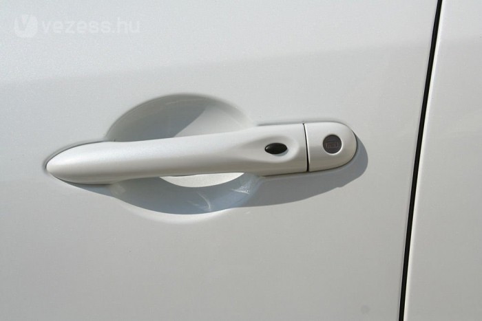 Hibridgyilkos? Na, ne! 9 | Vezess Sokan finnyáskodtak, amikor bejött a Renault kártyás, gombnyomás nélküli ajtónyitója. Pedig áldás, ha mindkét keze tele van az embernek