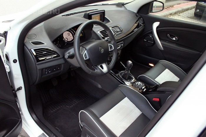 Hibridgyilkos? Na, ne! 10 | Vezess Ízlés kérdése, hogy bejön-e a fekete-fehér, bőrszerű üléskárpit