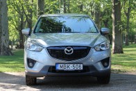 A CX-5 hétféle karosszéria-színben rendelhető, de ezek közül csak kettő új árnyalat