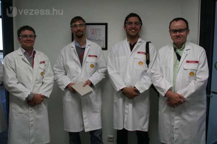 A magyar sajtóbrigád egy része. A munkavédelmi cipő nem látszik, de az is kötelező a szemüvegen és a köpenyen kívül