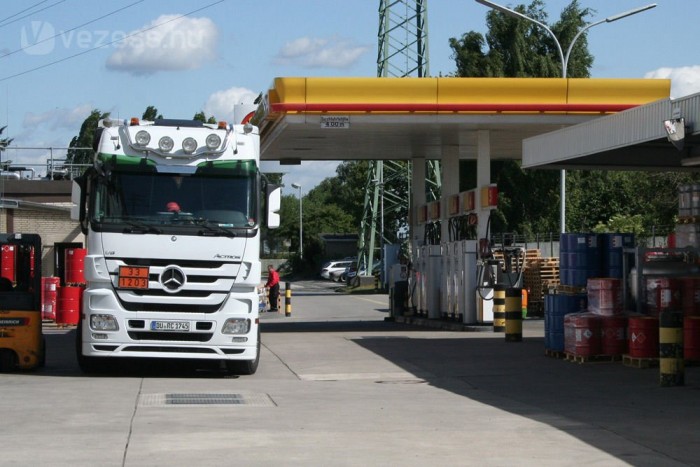 Nem folyik a kőolaj 4 Rettenetesen drága a versenybenzin. Tartálykocsi helyett hordóban szállítják a futamokra és emberi erővel kell a 200 literes hordókba tölteni