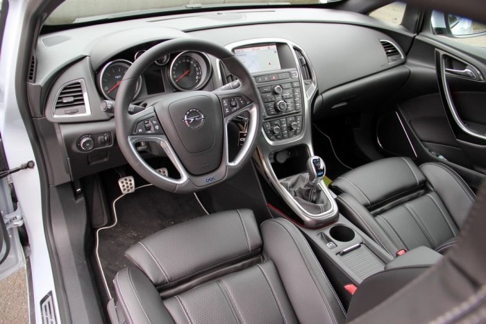 Jó minőségű, megszokott Opel belső, pár feltűnő aprósággal megspékelve