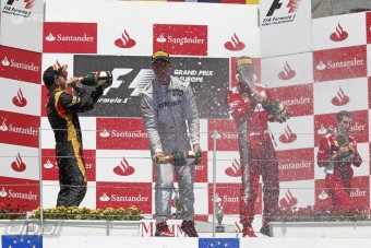 F1: Schumacher fejébe szállt a dobogó - videó