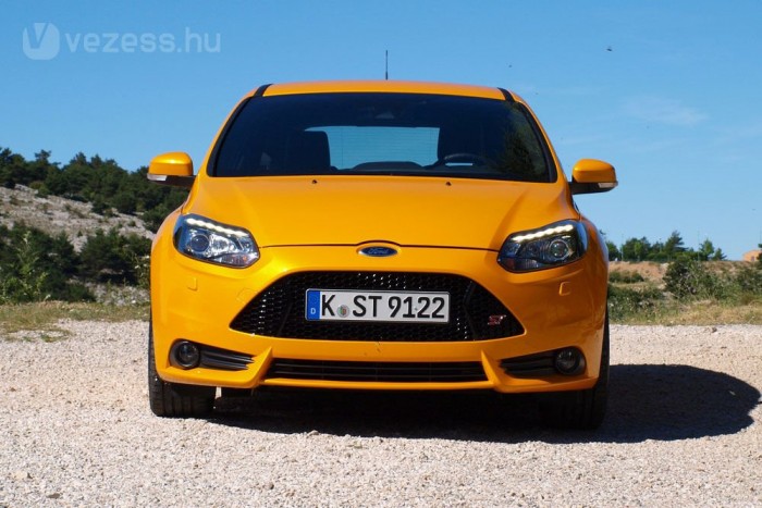 Hála az égnek, a ST nem cipel a lökhárítóján pizzaszeleteket