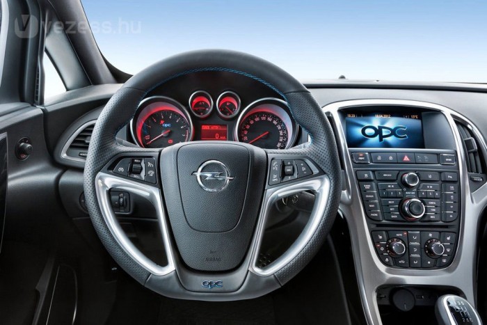 A kormány átmérője egy centiméterrel kisebb, mint a kétajtós GTC-ben. Az alját lecsapták, így már nem családi méretű pizzát kell forgatni kanyarodáskor