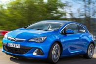 Félúton van a mechanikus sperrdifis Astra OPC az új ST és az előző Focus RS között. Az Opel 280 lóerős, maximális nyomatéka 400 Nm, százra 6,0s alatt gyorsul, végsebessége 250 km/óra, átlagfogyasztása 8,1 l/100 km. A Focus adatai: 250 LE, 360 Nm, 6,5s, 250 km/h, 7,2 l/100 km