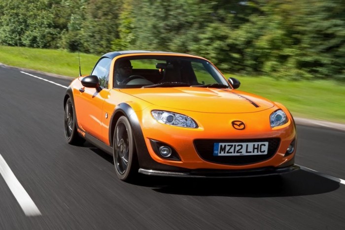 A Mazda megépíti az autóhívők álmát 1 A keménytetős MX-5 kupé alapjaira épült egyedi verzió narancs és fekete színben pompázik, a kedves ábrázat morcos hangulatot kapott.