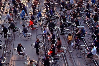 Motorral a hátán biciklizett egy részeg