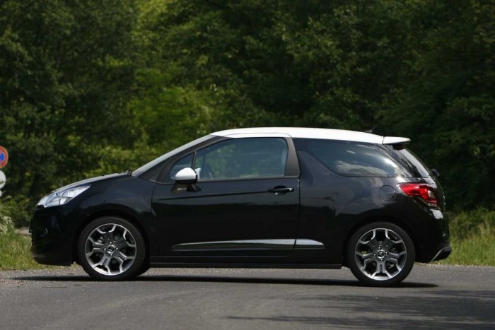 Luxusmini 4,5 literes fogyasztással 6 | Vezess A fekete-fehér színösszeállítás a boltból hazaigyekvő szomszéd néniket is megnyeri